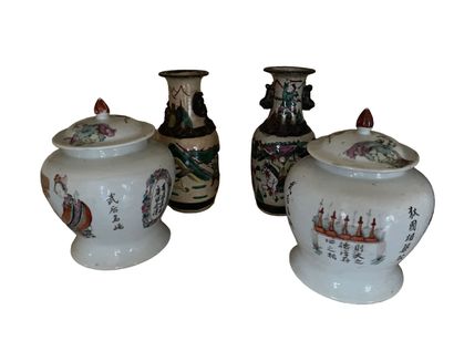 null Deux paires de vases, dont couverts. 
Chine, vers 1900.
