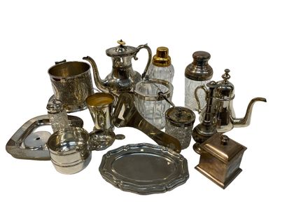 null Lot in silver plated metal including a shaker, a jam maker, an ice bucket, a...