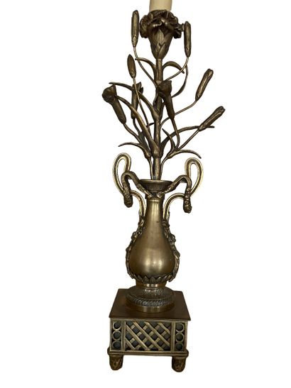 null Bougeoir monté en lampe en bronze doré à décor de fleurs et feuillages.