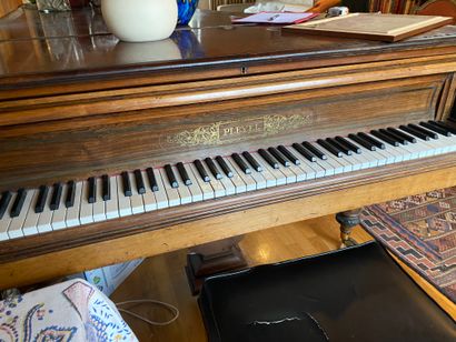 null Piano Pleyel quart de queue en bois de placage n°37167