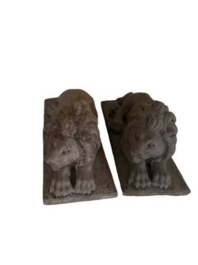 null Lot de bibelots : paire de petites sculptures de lions, cave à liqueur moderne,...