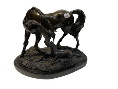 null Proof in patinated bronze resting on a black marble base.
The mare and the foal.
27...