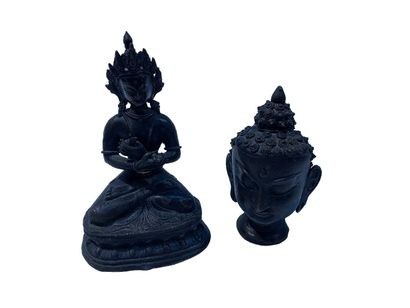 null Statuette de Bouddha assis en métal patiné à l'imitation du bronze.
H : 20 cm.
On...
