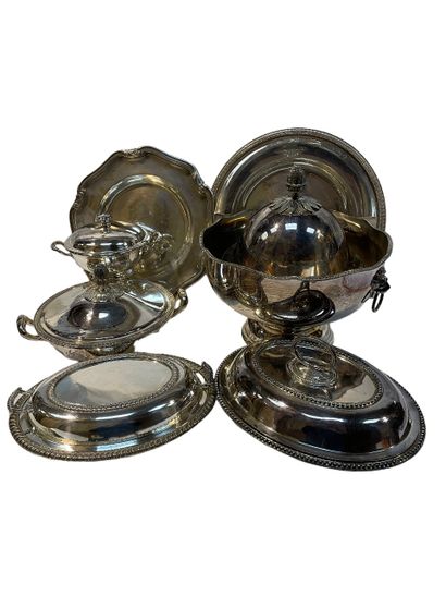 null CHRISTOFLE
Lot in silver plated metal including a dish with scalloped edges...