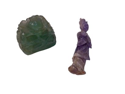 null Statuettes en pierre dure violette de kwan-in. On joint un couvercle en pierre...