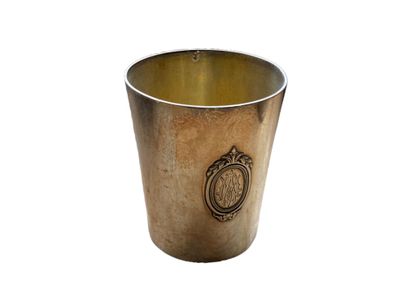 null Monogrammed silver tumbler, medallion decoration 
Weight : 91g
