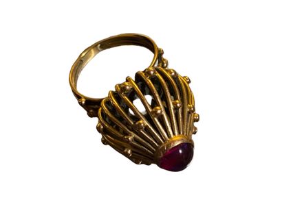 null Yellow gold ring with a wire basket decorated with a cabochon ruby.
Weight :...