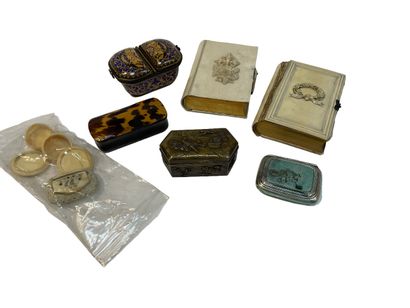 null Lot including two missals in bone, a box with compartment in porcelain of Limoges....