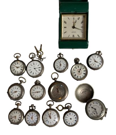 null Lot of pocket watches. 
We join a desk clock.