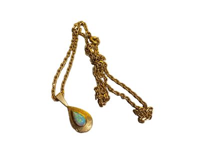 null Gold necklace with opal pendant
Gross weight : 6.8g
