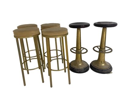 null Important bar in wood and brass. 
Four bar stools in gilded metal, beige suede...
