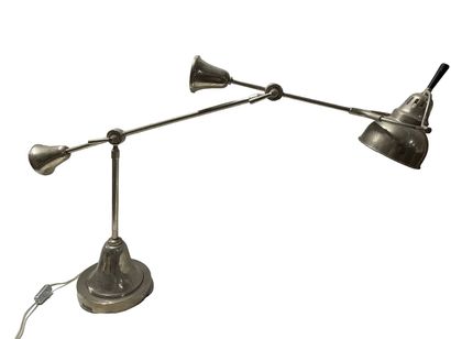 null Lampe de bureau moderniste articulée en métal.
H : 67 cm.
