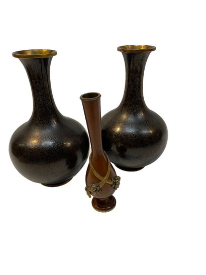 null Pair of long-necked ball vases in cloisonné enamel. Modern work.
H: 27 cm.
(Accidents)
A...