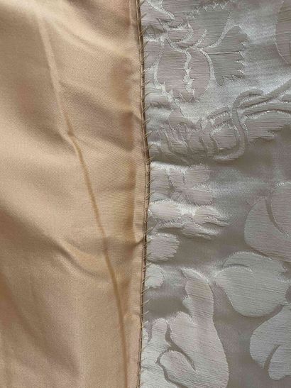 null Deux paires de rideaux en tissu brocart de soie blanc et beige à motif de fleurs,...