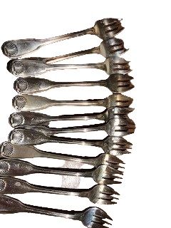 null 12 fourchettes à huitre en métal argenté.