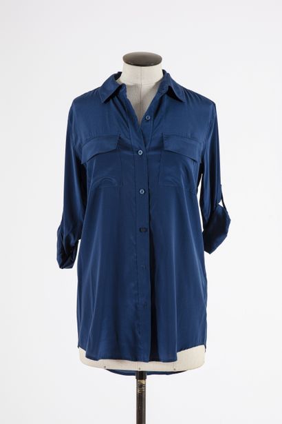 null DKNY : Deux Chemises en soie bleu nuit et bleu turquoise, boutonnage simple,...
