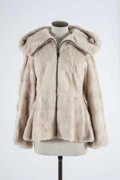 null MILADY: Hooded jacket in cream mink, closure by a golden metal zip, two side...