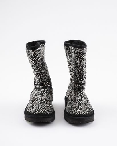 null LE SILLA: Black sheepskin boots with stylized decoration of rhinestones scrolls...