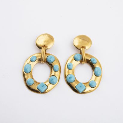 null CHANEL made in France : Pair of round ear clips in gilded metal with oval pendants...