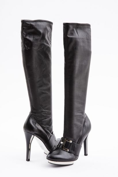 null VERSACE : Bottes en cuir noir décor d'une boucle métal argenté sur l'empeigne,...