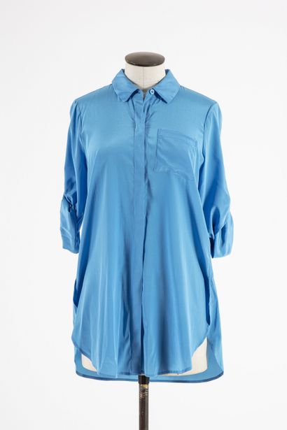 null DKNY : Deux Chemises en soie bleu nuit et bleu turquoise, boutonnage simple,...