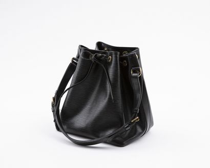 null Louis VUITTON Noé: Black epis leather bag closing by a sliding link opening...
