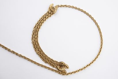 null CHANEL : ceinture chaîne ajustable en métal doré, ornée du double C . Longueur...