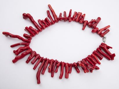 null ANONYMOUS: Necklace made of red coral branches of different sizes. Length. 50...