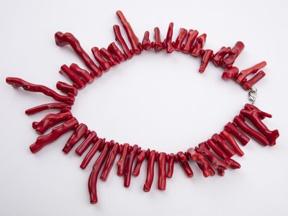 null ANONYME: Collier composé de branches de corail rouge de différentes tailles....