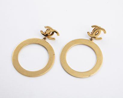 null CHANEL : Pair of gold-plated creole ear clips. Signed. Dim. 8,5 X 6 cm