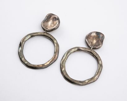 null EDOUARD RAMBAUD - ANONYMOUS : Pair of ear clips in shaped silver metal. Signed....