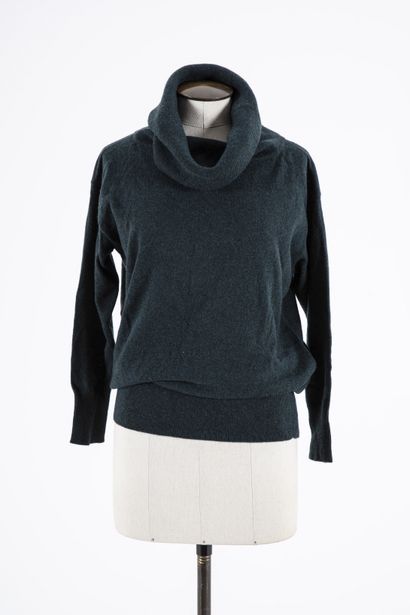 null ERIC BOMPARD: Lot including a long English green cashmere sweater, large turtleneck,...