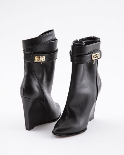 null GIVENCHY: Black calfskin ankle boots, zipper closure with a leather strap adorned...