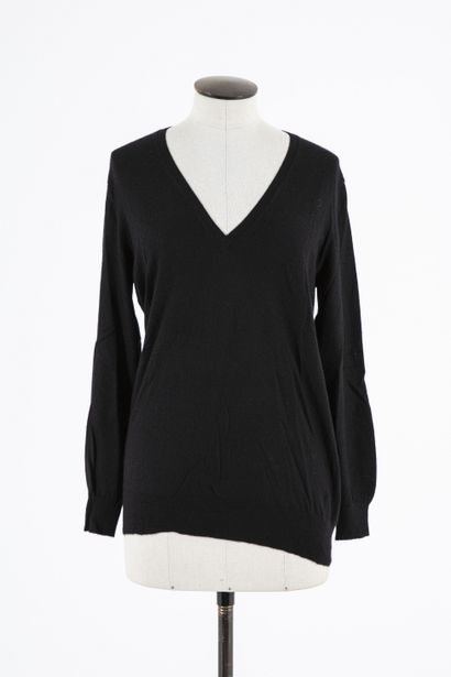 null ERIC BOMPARD: Set of two cashmere sweaters one black V-neck navy blue long sleeves,...
