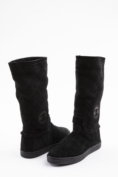 null CHANEL : Pair of black suede lined boots with stitching on the ankle and the...