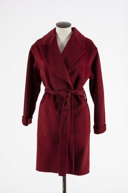 null GUCCI: Red currant wool and angora coat, notched collar, closes with a belt,...