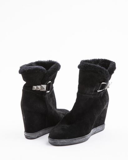 null THE SILLA: Black suede ankle boots with a wedge heel inside, embellished with...