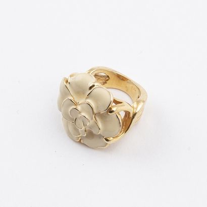 null ANONYMOUS: Camellia ring in gilded metal enamelled cream. Finger size :