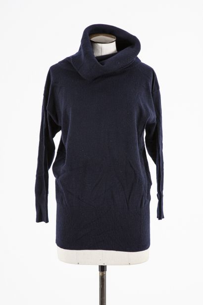 null ERIC BOMPARD - VERSACE: Set of two sweaters, one in navy blue cashmere, turtleneck...