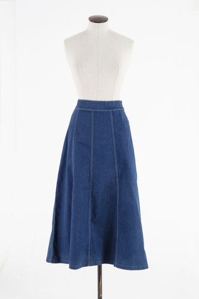 null ESCADA: Long skirt of trapeze shape in jean, closing in the back by a zip, two...