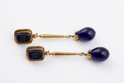 null CHANEL made in France by Robert GOOSSENS: Pair of rectangular ear clips in gilded...