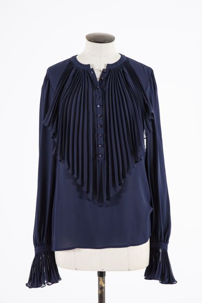 null ESCADA : Chemise en soie bleu nuit, boutonnage simple, effet de plissé sur le...