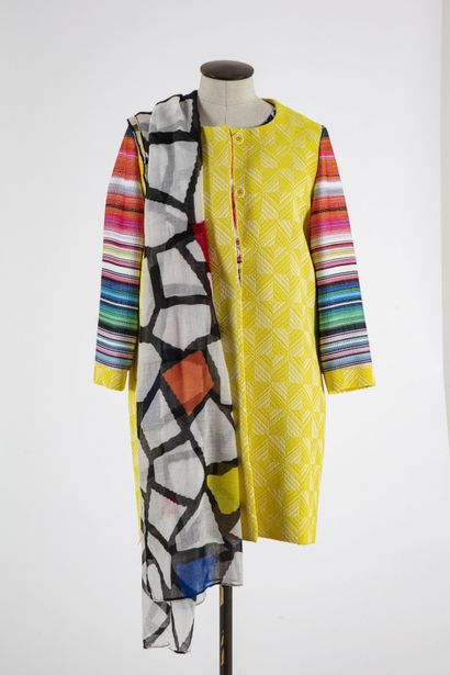 null DESIGUAL : Lot comprenant : un Manteau en polyester à motifs de chevrons jaunes,...