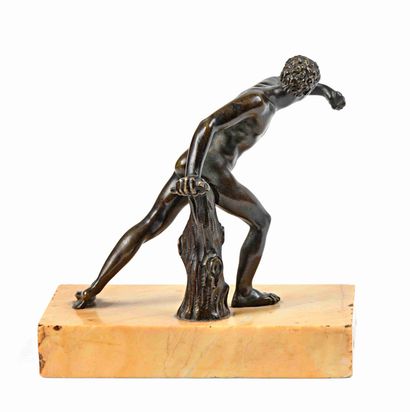 null D après l Antique Le gladiateur Borghèse Epreuve en bronze à patine brune. 1...