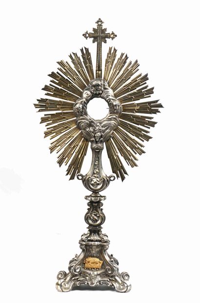 null Monstrance in solid silver and vermeil presenting a glory of radiating clouds...