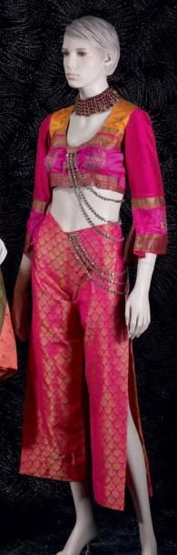 null REVUE «NUITS DE FOLIES» Ensemble style indien: Pantalon rose fuchsia, ceinture...