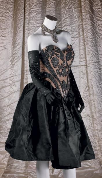 null SPECTACLE «NINE» Robe bustier, jupe noire, haut chair à décor pailleté arge...