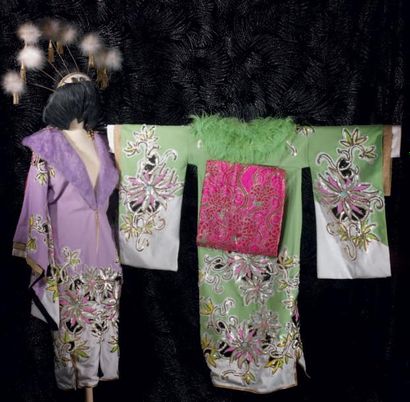 null REVUE «FOUS DES FOLIE» Manteau formant kimono vert à décor de feuilles pail...