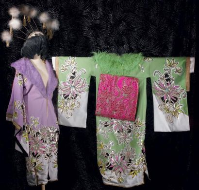 null REVUE «FOUS DES FOLIE» Manteau formant kimono parme à décor de feuilles pailletées...