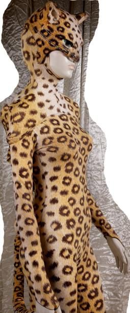null REVUE «FOLIES DE PARIS» Tenue léopard: masque, combinaison et queue.